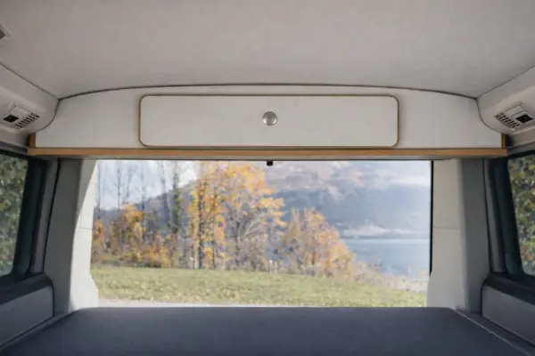 VW T6 Camper Dachschrank nach Maß – Stauraum über den Köpfen im Ausbau