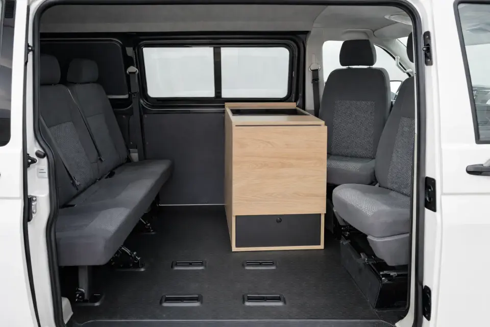 VW T6 Küchenmodul Detail – sauber verarbeiteter Einbau von GEYERLINER