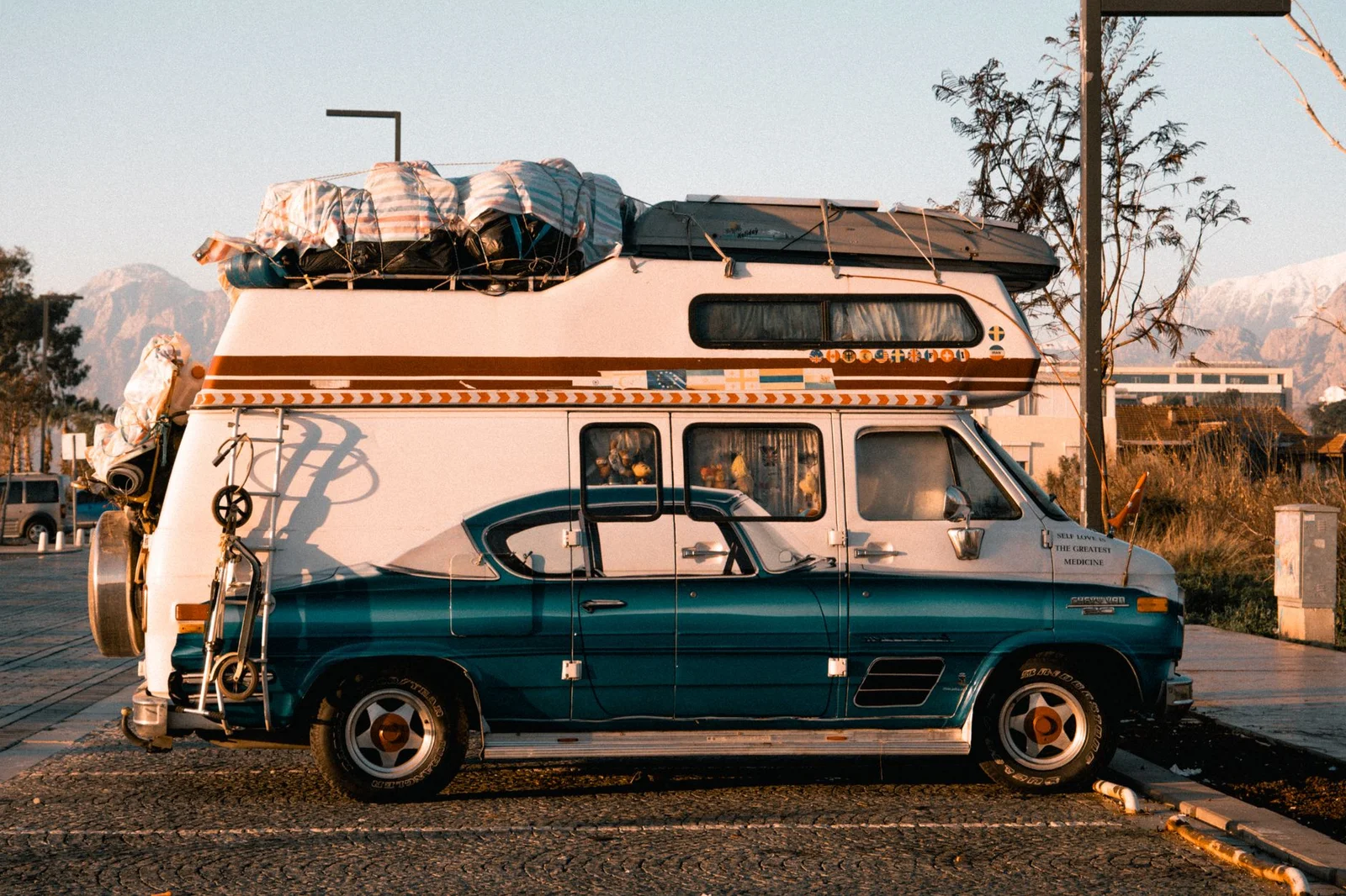 Schlafen im VW T6 Camper: Innenraum mit aufgebautem Bett und Aufstelldach