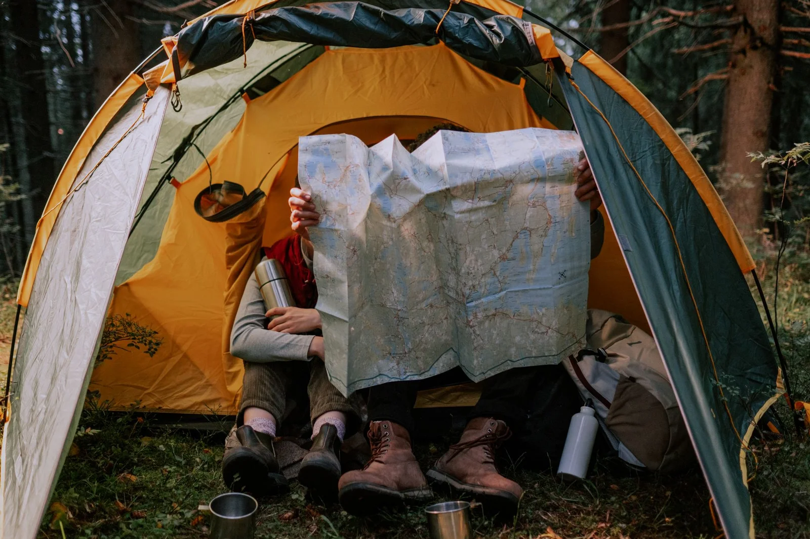 Reisevorbereitung für einen Camping-Trip mit Karte in der Hand, sinnbildlich für die frühzeitige Planung eines winterfesten VW Campers