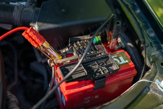 VW T6 Camper Zweitbatterie nachrüsten: Batterie, Ladebooster und Sicherheit