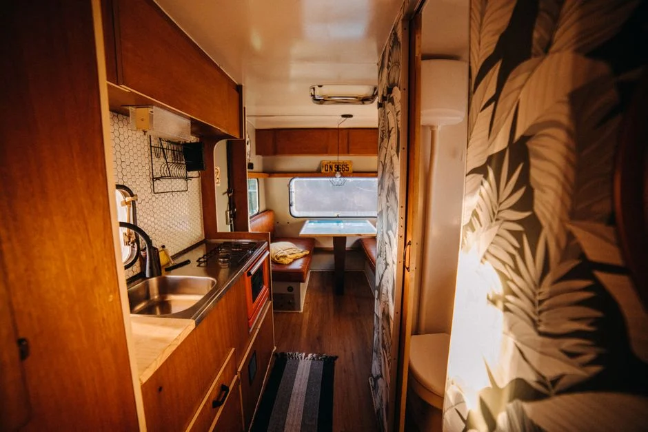 Van-Innenausbau mit Holzregal und Campingausrüstung im Kofferraum