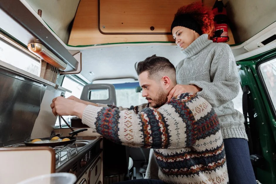 Campingkocher auf kompakter Arbeitsplatte in einem modernen Campervan-Innenraum