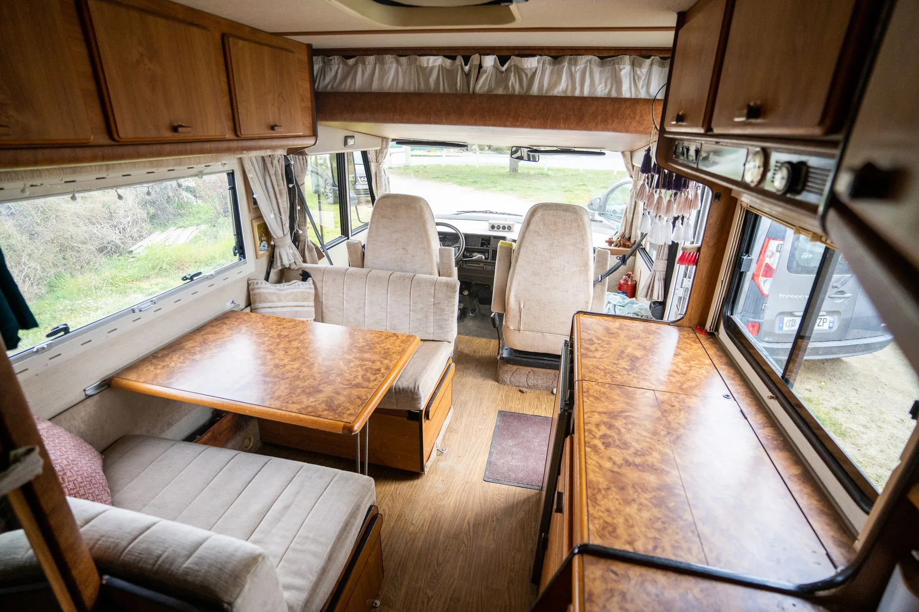 Innenraum eines VW T6 Campervans mit Küchenmodul und Campingausstattung