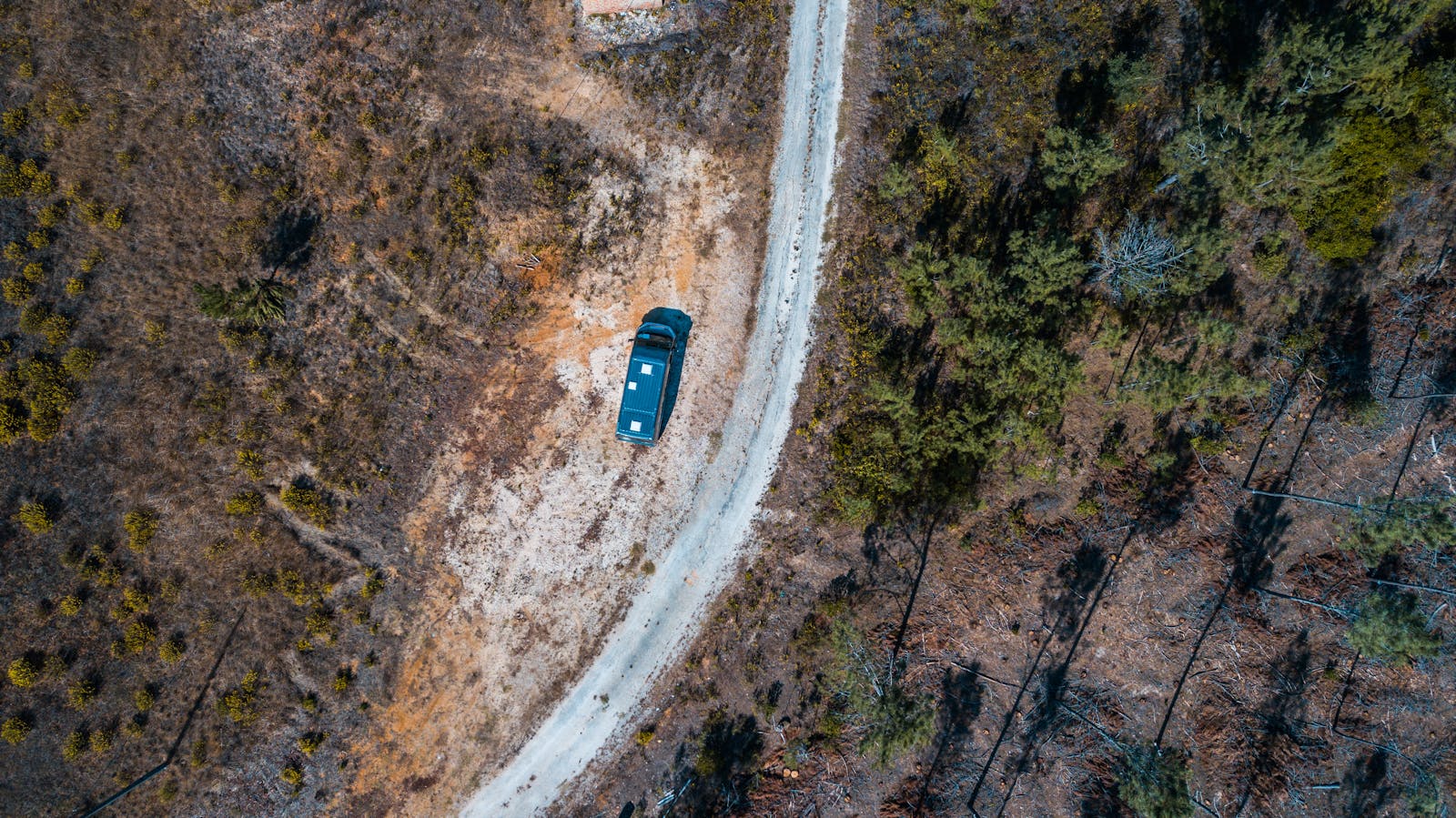 VW T6 oder T6.1 als Camper – Campingvan auf Feldweg aus der Vogelperspektive